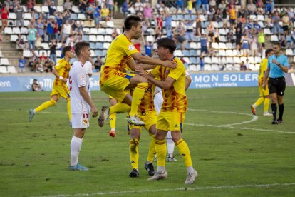 Los jugadores del Lleida se unen en una piña para celebrar el gol de Roger Figueras que empataba el partido y mantenía vivo al Lleida.