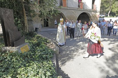 Ofrenda floral ayer a cargo de la pubilla de Butsènit antes de la misa oficiada por el obispo de Lleida.