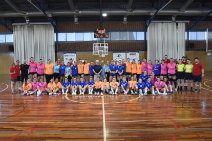 Las jugadoras de los tres equipos que participaron ayer en el Ciutat de Lleida posaron juntas en el pabellón de Pardinyes.