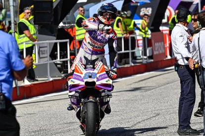 Jorge Martín celebra su triunfo una vez finalizada la carrera.