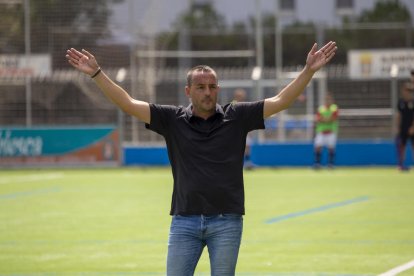 Jordi Cortés celebrant amb l'afició la primera victòria.