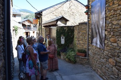 Las calles de Estamariu se decoraron con fotos de gran formato de vecinos mayores del pueblo.