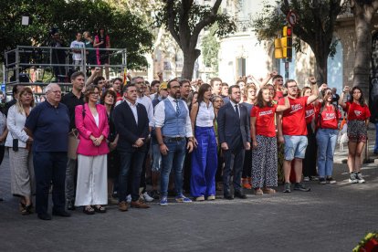 La delegación de ERC, encabezada por el presidente de la Generalitat, Pere Aragonès, haciendo la ofrenda a Rafael Casanova, por la Diada.