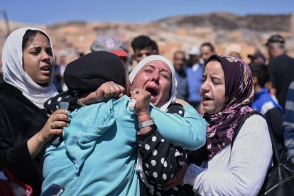 Mujeres lloran la pérdida de sus seres estimados en el terremoto en Moulay Brahim, provincia de En el Haouz (Marruecos).