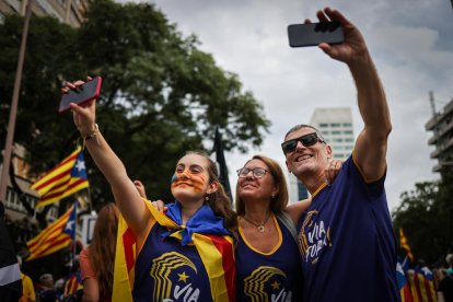 Participants a la nanifestació 'Via Fora' de l'ANC per la Diada es fan fotografies abans de començar l'acte

Data de publicació: dilluns 11 de setembre del 2023, 17:15

Localització: Barcelona

Autor: Redacció