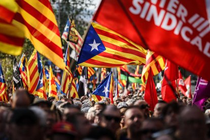 Manifestantes con esteladas en la marcha convocada por la ANC con motivo de la Diada del 2023