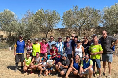 Participantes en el partido de fútbol entre solteros y casados, el domingo en Ribelles. 