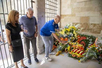 El Lleida participó ayer en la ofrenda floral en el Roser.