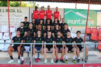 Foto de grup de la plantilla i el cos tècnic de l’Artesa de Segre el primer dia de pretemporada.