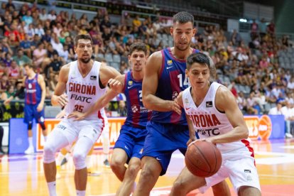 Juani Marcos, exjugador del Força Lleida ahora en el Girona, controla un balón ante el mundialista Willy Hernangómez.