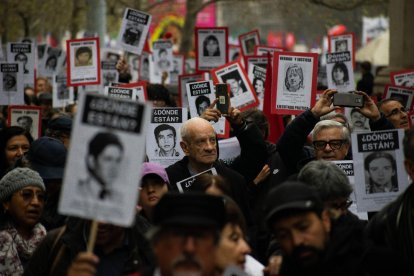 Milers de xilens surten al carrer amb fotos de desapareguts.