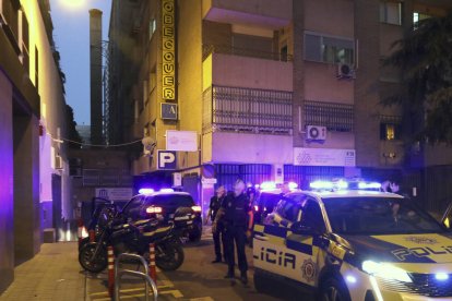 La Policia Nacional, a l’exterior de l’habitatge de Granada.