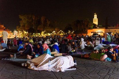 Aquellos que lo han perdido todo debido al terremoto se ven obligados a pernoctar a la intemperie en Marrakech.