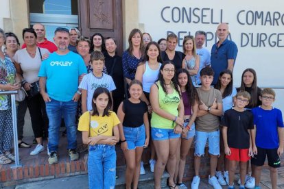 Algunas familias con representantes del consell y Educación. 