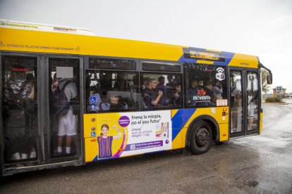 L’autobús urbà que surt de la Caparrella a les tres de la tarda, ple a vessar.