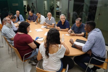 El regidor Jackson Quiñónez, durant la reunió d’ahir amb la comunitat marroquina de la ciutat.