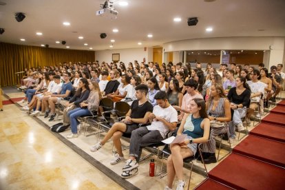 Benvinguda als nous - Els centres presenten als alumnes els graus i els serveis de què disposen com el campus virtual, les biblioteques, l’Institut de Llengües o els programes de mobilitat. A les facultats de Medicina i Infermeria i Fisioteràp ...