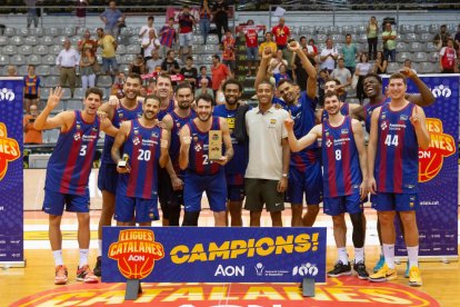 La plantilla del Barcelona celebra el títol aconseguit ahir al Barris Nord de Lleida