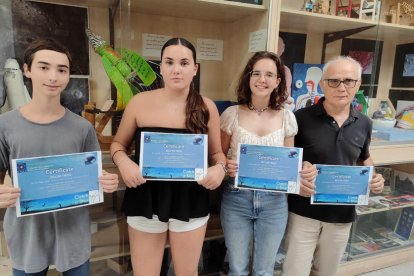 Els autors del projecte premiat, amb el seu tutor, el professor Anicet Cosialls, de l’Institut Guindàvols.