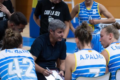 Fabián Téllez dona instruccions a les jugadores.