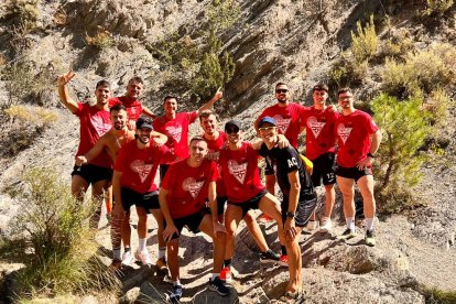 La plantilla de l’Alpicat d’hoquei es va exercitar en plena naturalesa.