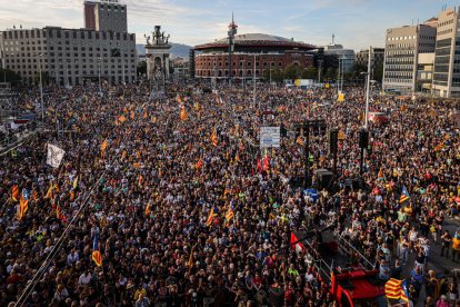 La plaça Espanya de Barcelona es va omplir de gom a gom dilluns amb motiu de la Diada.