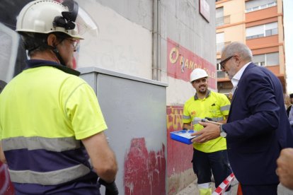 Larrosa, saludant ahir dos operaris que pinten un transformador elèctric.