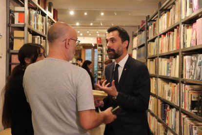 El conseller de Empresa y Trabajo, Roger Torrent, visita la librería 'Restory' de Barcelona, una de las beneficiarias de la primera convocatoria de ayudas 'TU+1'