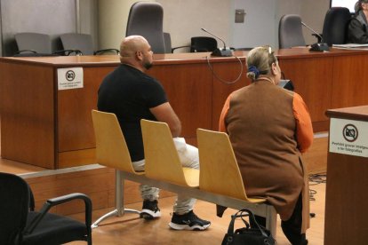 El acusado acompañado de la intérprete durante el juicio celebrado en la Audiencia de Lleida