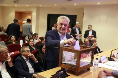 El presidente de la Cámara de Comercio de Lleida, Jaume Saltó, depositando su voto en la urna en el pleno del ente.