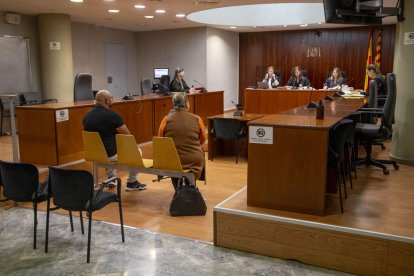 El acusado, junto a una traductora, ayer en el banquillo de la Audiencia de Lleida. 