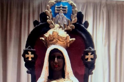 A la izquierda la virgen, y a la derecha el altar vacío. 