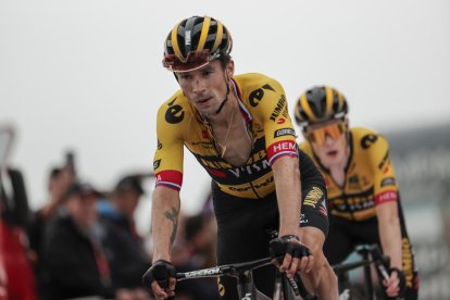 Primoz Roglic, por delante de Vingegaard, en la etapa de ayer.