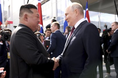 Kim y Putin se saludan antes de su cumbre en la Rusia suberiana. 