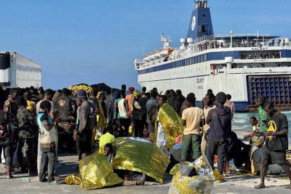 Una aglomeración de migrantes en el puerto de Lampedusa.