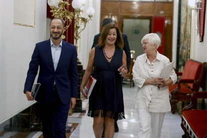 La presidenta del Congreso, Francina Armengol, ayer junto a otros miembros del PSOE en la Cámara.