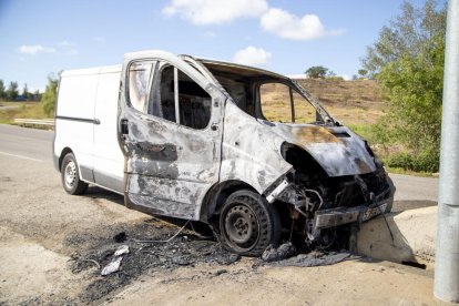 La furgoneta que es va incendiar ahir al polígon Els Frares.