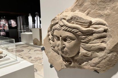 Algunes de les peces de l'exposició 'Romans a Ponent. Ilerda, Iesso, Aeso', al Museu de Lleida