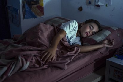 Adolescencia: usar el móvil antes de dormir está relacionado con graves problemas de sueño