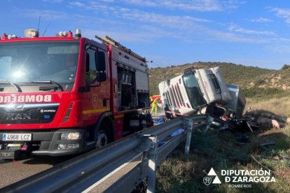 El camió, que transportava porcs, va bolcar i va caure a sobre del turisme a Mequinensa.