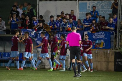 Los jugadores del Lleida celebran junto a la afición uno de los dos goles ante el Castelldefels.