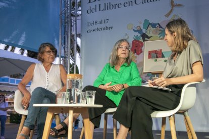 Mercè Ibarz, dimecres entre Imma Monsó i Llucia Ramis.