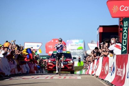 Evenepoel, a l’arribar a meta a La Cruz de Linares.