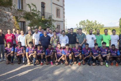 La plantilla i el cos tècnic del Tàrrega, ahir en la presentació a Mas Colom, amb les autoritats i els patrocinadors.