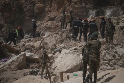 Bomberos buscan supervivientes entre los escombros en la aldea marroquí de Imi N’Tala.