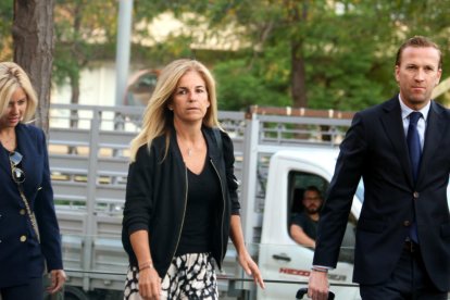 L'extennista Arantxa Sánchez Vicario arriba a la Ciutat de la Justícia acompanyada del seu advocat.