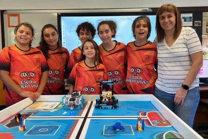 Els participants de l'escola Mossèn Albert Vives de la Seu d'Urgell a la final estatal de la World Robot Olympiad amb la coordinadora del projecte, Mireia Alba