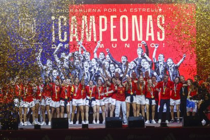 La selección española femenina de fútbol durante la celebración en Madrid.