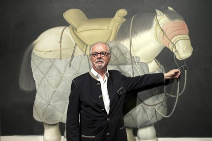 L’artista colombià Fernando Botero, el 2012, al costat de la seua obra ‘Cavall de picador, 1992’ a Bilbao.