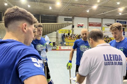 Els jugadors del Lleida Llista reben instruccions d’Edu Amat.